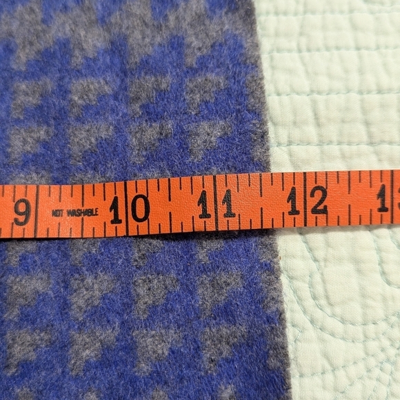 Bloomingdales Blue and Gray Houndstooth 100% Cashmere Scarf - Picture 4 of 14